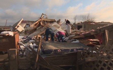 Illinois community come together to clean up tornado wreckage